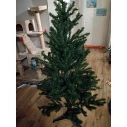 Kerstboom met kerstspullen