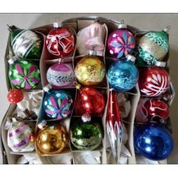 Oude kerstbal: 19 gekleurde kerstballen