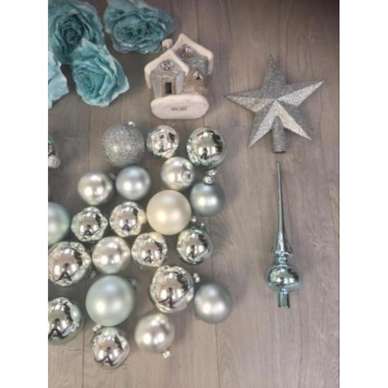 Diverse kerstballen en accessoires in blauw/zilvertinten