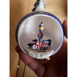 Glazen kerstballen met delfsblauwe aardewerk piek