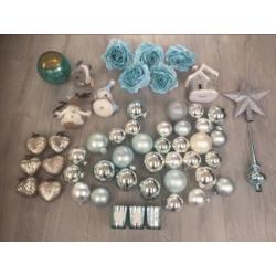Diverse kerstballen en accessoires in blauw/zilvertinten