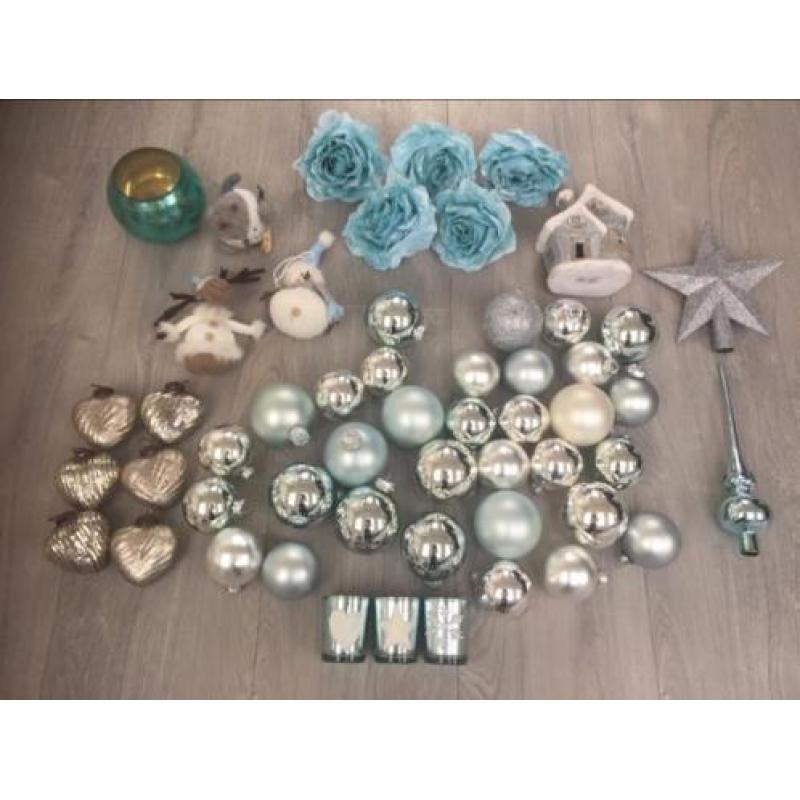 Diverse kerstballen en accessoires in blauw/zilvertinten