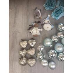 Diverse kerstballen en accessoires in blauw/zilvertinten