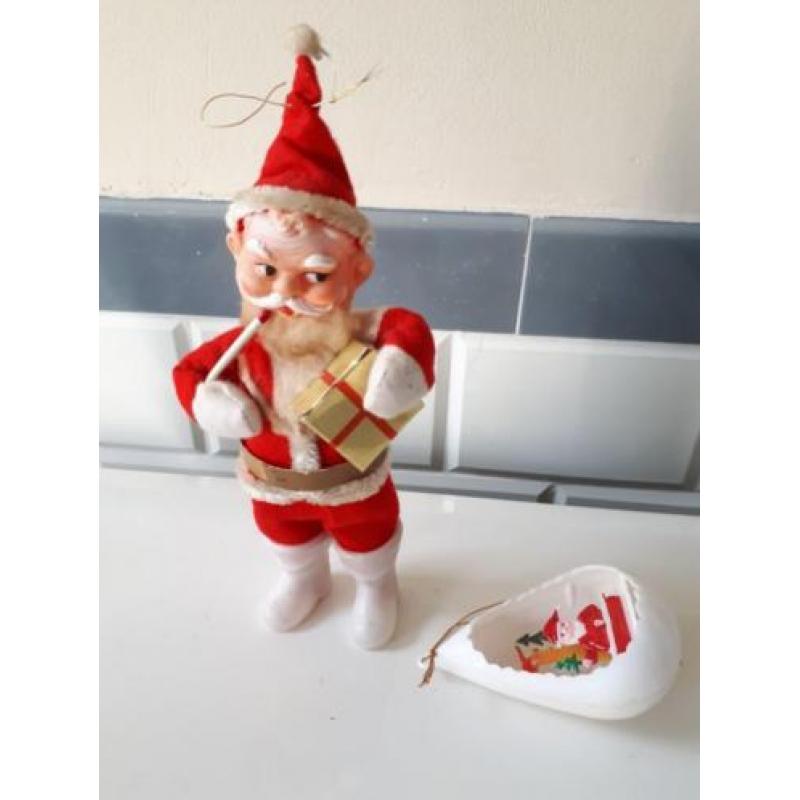 Oude kerst; kerstman en kerstbal met kerstmannetje