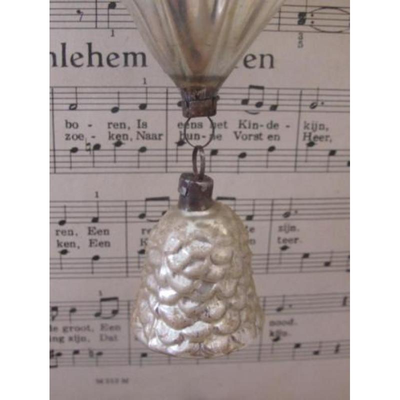 Antieke kerstbal 'luchtballon met mandje'.Met deuken/decowit