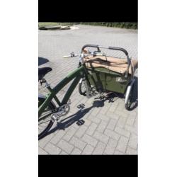 Bakfiets trio bike met dichte overkapping die open kan