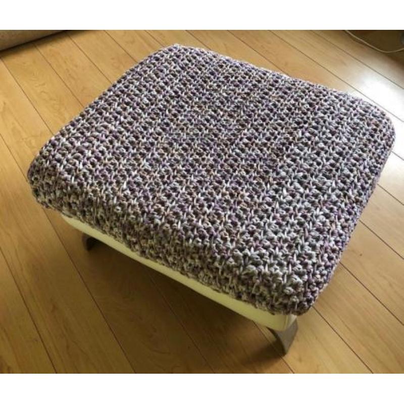 Wit leren trendy design hocker met gehaakte hoes