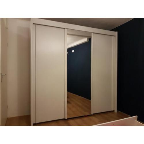 Kleding kast groot, 3 schuif deuren met spiegel