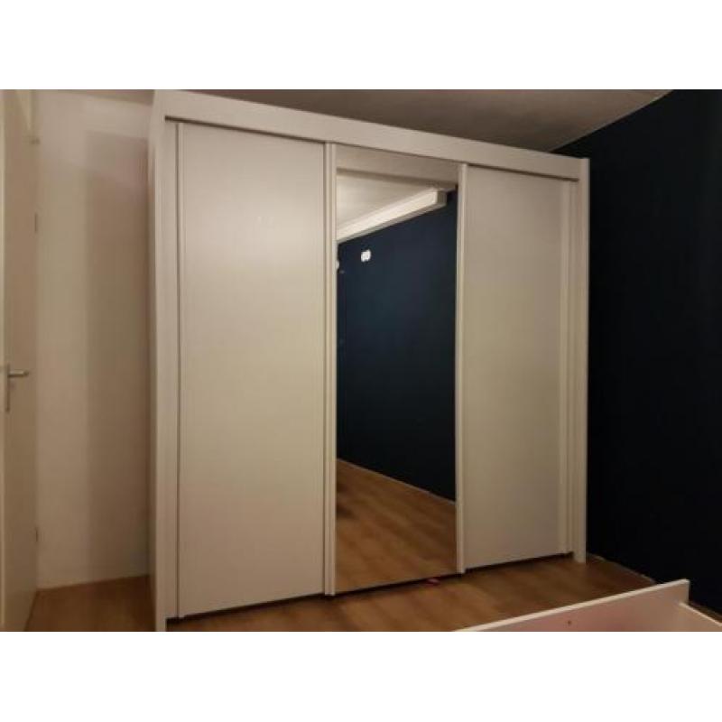 Kleding kast groot, 3 schuif deuren met spiegel