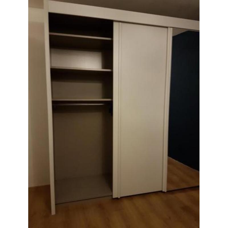 Kleding kast groot, 3 schuif deuren met spiegel