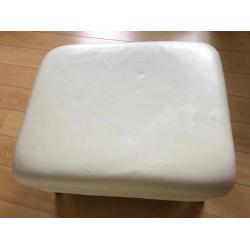 Wit leren trendy design hocker met gehaakte hoes
