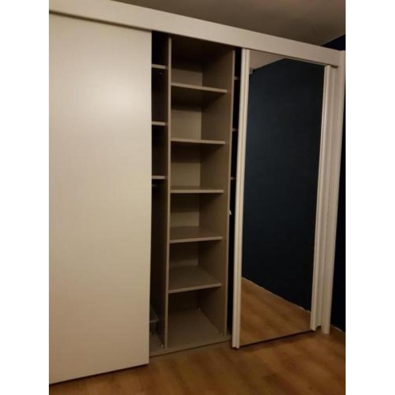 Kleding kast groot, 3 schuif deuren met spiegel