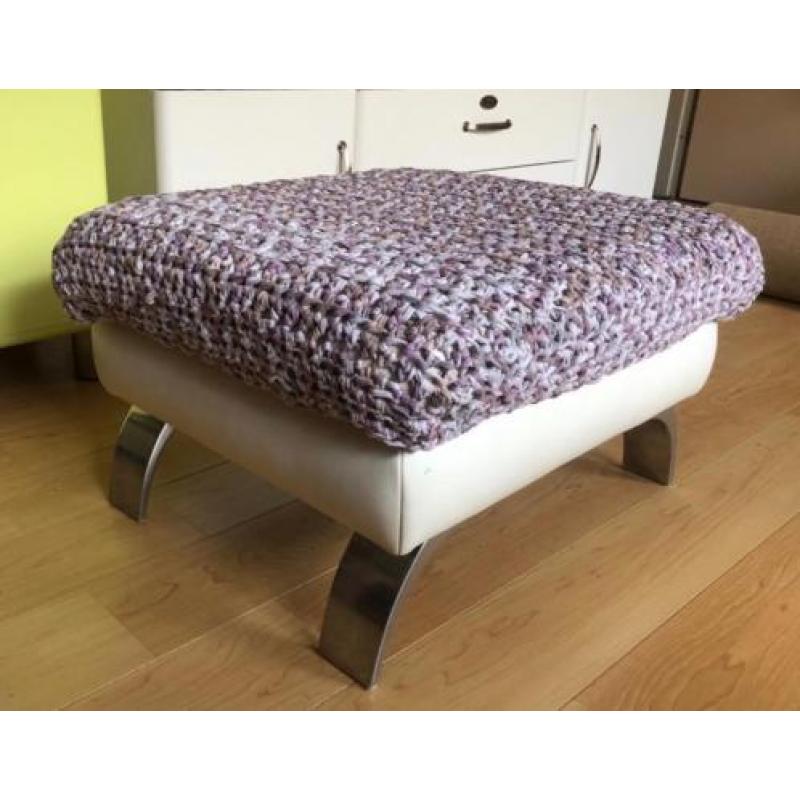 Wit leren trendy design hocker met gehaakte hoes