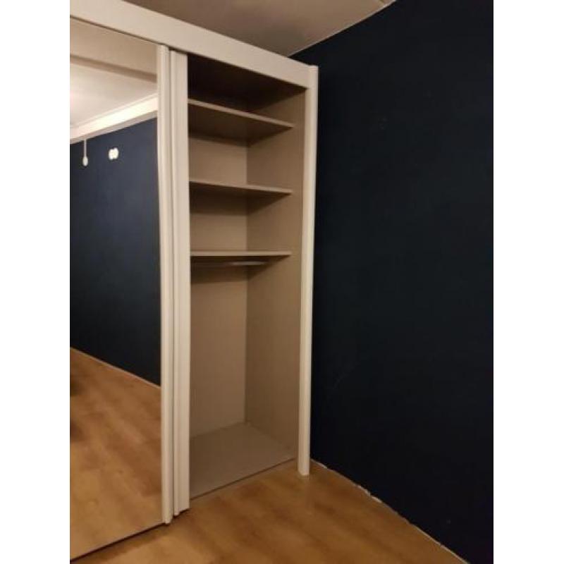 Kleding kast groot, 3 schuif deuren met spiegel