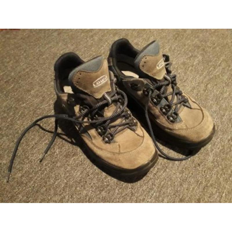 Lowa lage dames bergschoenen. Goede staat. Gore-tex, 37,5.